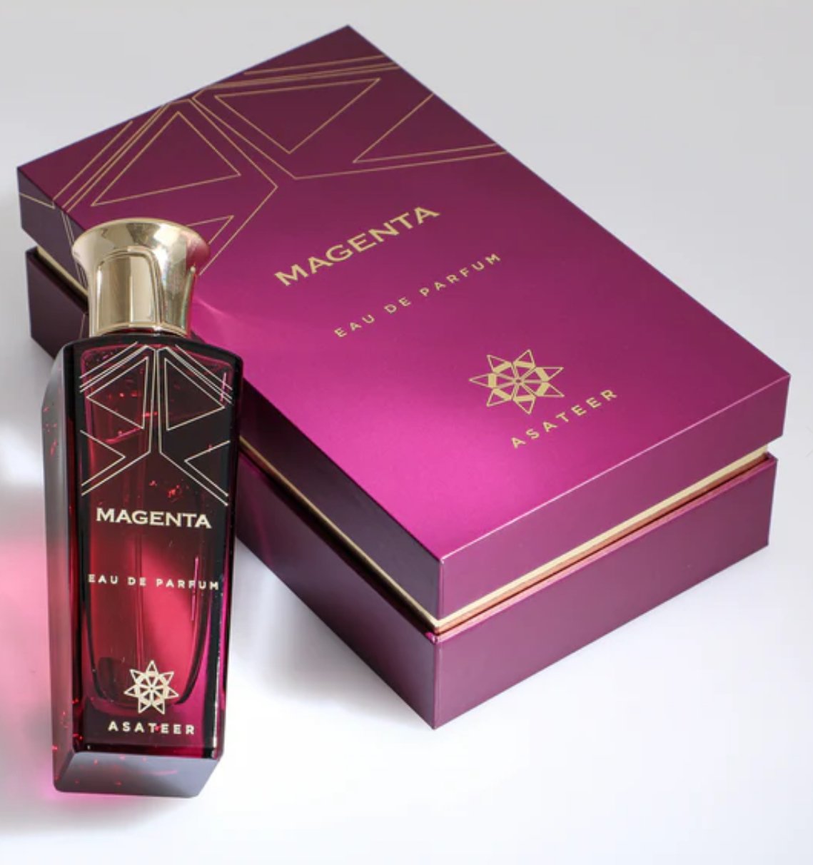 Magenta Eau De Parfum is a bold and exotic fragrance with a spicy-citrus opening, a heart of warm coconut and nutmeg, and a deep, sensual base of patchouli and praline. Top Notes: Cardamom, Orange, Olibanum Heart Notes: Nutmeg, Coconut, Lily of the Valley Base Notes: Patchouli, Guaiacwood, Praline